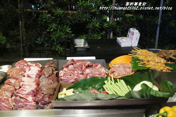 台北W飯店 - the kitchen table 西餐廳:【台北信義區】東區時尚美食『台北W飯店 - the kitchen table 西餐廳』信義區高級Buffet/BBQ肉遇之夜/捷運市政府站