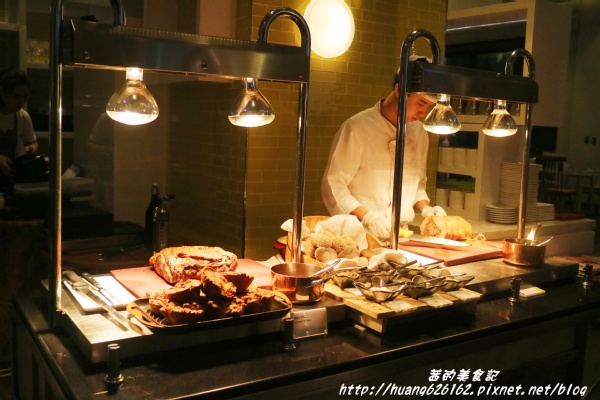 台北W飯店 - the kitchen table 西餐廳:【台北信義區】東區時尚美食『台北W飯店 - the kitchen table 西餐廳』信義區高級Buffet/BBQ肉遇之夜/捷運市政府站