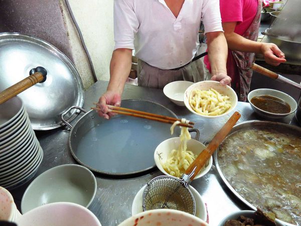 【台北】王家刀切麵店-比拳頭大的豬腳