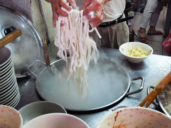 【台北】王家刀切麵店-比拳頭大的豬腳