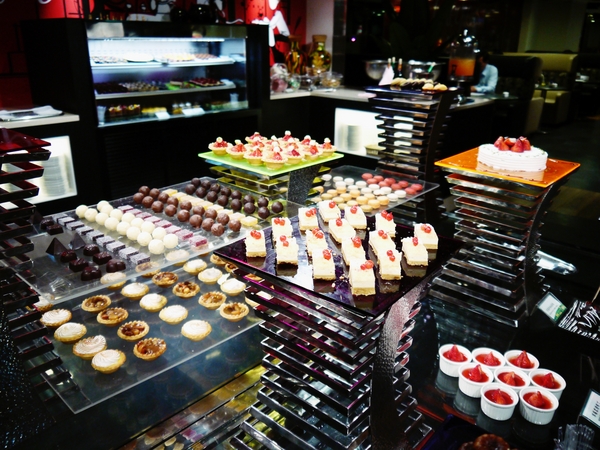 台北凱撒大飯店Checkers自助式餐廳：【食記：台北車站】凱撒飯店CHECKERS ♞ 牛排海鮮甜點吃到飽   聚餐首選！ (圖多)