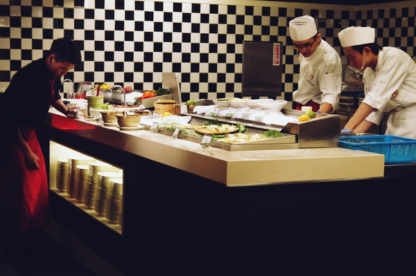 台北凱撒大飯店Checkers自助式餐廳：【食記：台北車站】凱撒飯店CHECKERS ♞ 牛排海鮮甜點吃到飽   聚餐首選！ (圖多)