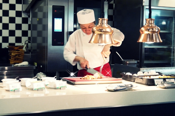 台北凱撒大飯店Checkers自助式餐廳：【食記：台北車站】凱撒飯店CHECKERS ♞ 牛排海鮮甜點吃到飽   聚餐首選！ (圖多)