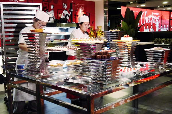 台北凱撒大飯店Checkers自助式餐廳：【食記：台北車站】凱撒飯店CHECKERS ♞ 牛排海鮮甜點吃到飽   聚餐首選！ (圖多)