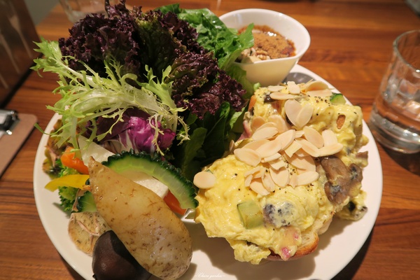 Daylight光合箱子(台北南京店)：台北 捷運復興南京 光合箱子~讓人感動的豐富蔬果早午餐