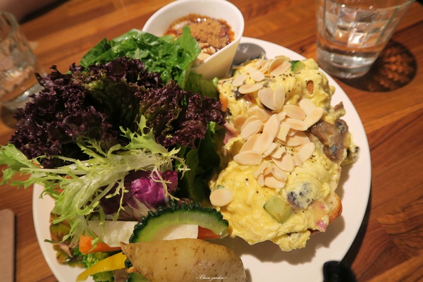 Daylight光合箱子(台北南京店)：台北 捷運復興南京 光合箱子~讓人感動的豐富蔬果早午餐