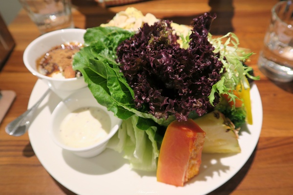 Daylight光合箱子(台北南京店)：台北 捷運復興南京 光合箱子~讓人感動的豐富蔬果早午餐