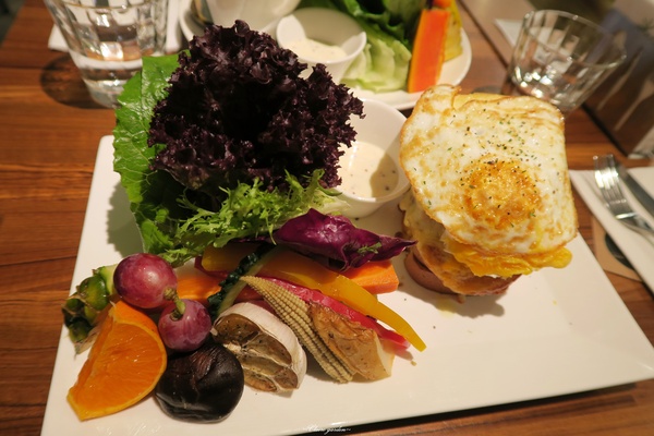 Daylight光合箱子(台北南京店)：台北 捷運復興南京 光合箱子~讓人感動的豐富蔬果早午餐