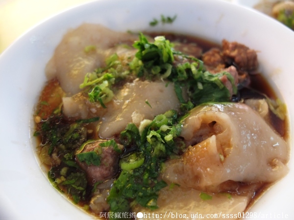 阿化肉圓：【美食特搜。屏東市】正老牌阿化肉圓。創始百年的古早味 藏不住的北區市場美食