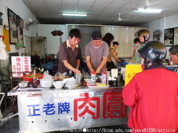 阿化肉圓：【美食特搜。屏東市】正老牌阿化肉圓。創始百年的古早味 藏不住的北區市場美食
