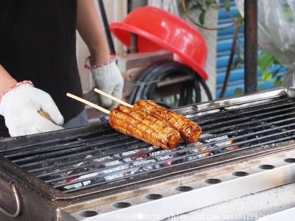 大埔烤玉米:【美食特搜。屏東市】大埔烤玉米。一個禮拜只賣三天 超涮嘴碳烤燒番麥 屏東大埔美食篇