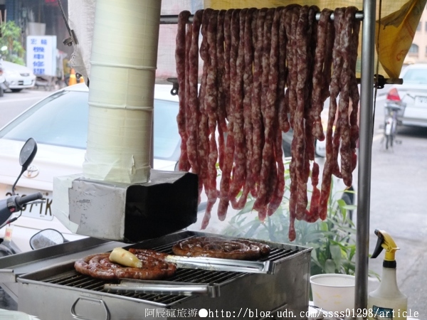 大埔財大腸香腸:【美食特搜。屏東市】大埔財大腸香腸。屏東人默默私藏 沙茶酸菜獨道搭配 屏東大埔美食篇