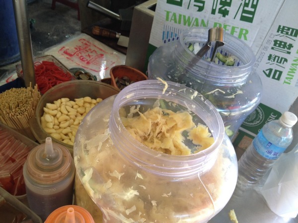 嘉義黑香腸:<小吃>嘉義黑香腸-香烤黑香腸配爽口泡菜,今天的大蒜味沒有極限