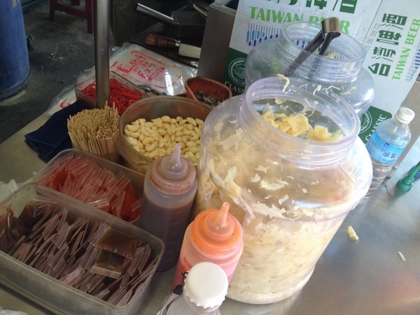 嘉義黑香腸:<小吃>嘉義黑香腸-香烤黑香腸配爽口泡菜,今天的大蒜味沒有極限