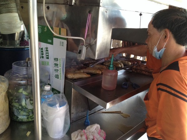 嘉義黑香腸:<小吃>嘉義黑香腸-香烤黑香腸配爽口泡菜,今天的大蒜味沒有極限