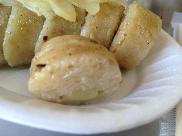 嘉義黑香腸:<小吃>嘉義黑香腸-香烤黑香腸配爽口泡菜,今天的大蒜味沒有極限