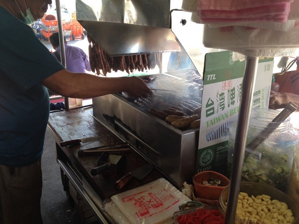 嘉義黑香腸:<小吃>嘉義黑香腸-香烤黑香腸配爽口泡菜,今天的大蒜味沒有極限