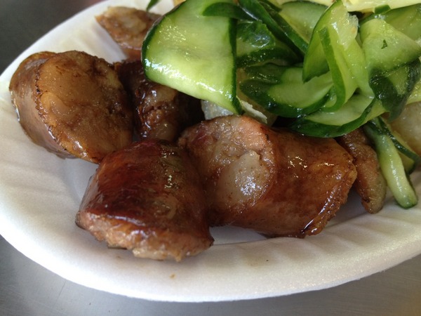 嘉義黑香腸:<小吃>嘉義黑香腸-香烤黑香腸配爽口泡菜,今天的大蒜味沒有極限