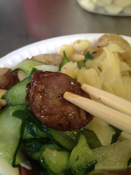 嘉義黑香腸:<小吃>嘉義黑香腸-香烤黑香腸配爽口泡菜,今天的大蒜味沒有極限