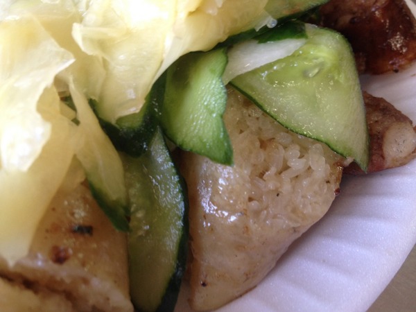 嘉義黑香腸:<小吃>嘉義黑香腸-香烤黑香腸配爽口泡菜,今天的大蒜味沒有極限