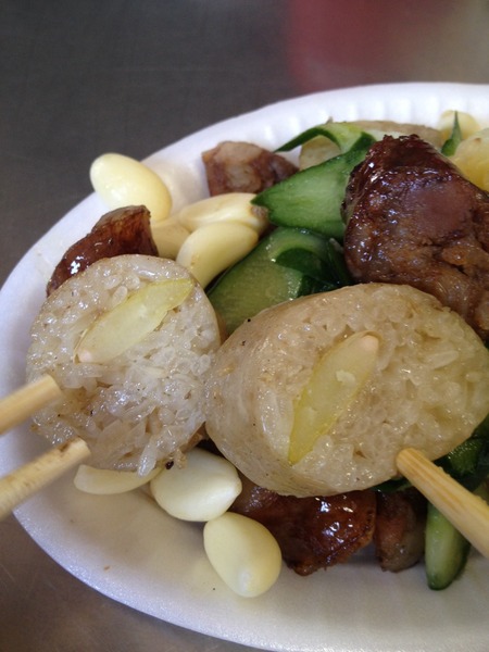 嘉義黑香腸:<小吃>嘉義黑香腸-香烤黑香腸配爽口泡菜,今天的大蒜味沒有極限