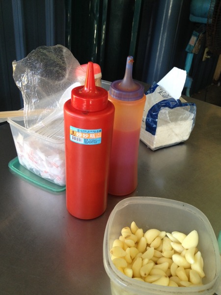 嘉義黑香腸:<小吃>嘉義黑香腸-香烤黑香腸配爽口泡菜,今天的大蒜味沒有極限