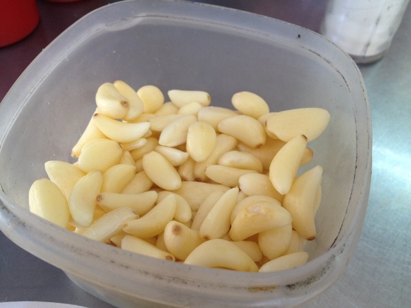 嘉義黑香腸:<小吃>嘉義黑香腸-香烤黑香腸配爽口泡菜,今天的大蒜味沒有極限