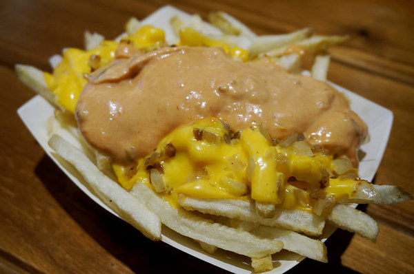 CaliBurger(忠孝旗艦店)：[忠孝敦化] CaliBurger 梁靜茹最愛的加州漢堡.手工現切起司薯條 vs 多汁牛肉雞肉漢堡