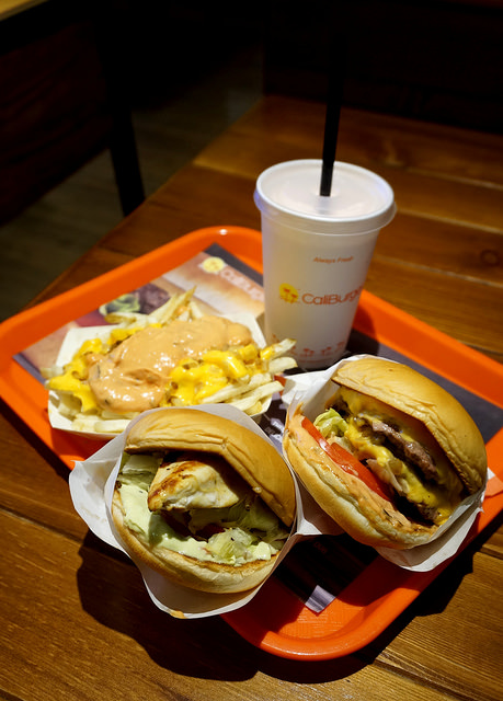 CaliBurger(忠孝旗艦店)：[忠孝敦化] CaliBurger 梁靜茹最愛的加州漢堡.手工現切起司薯條 vs 多汁牛肉雞肉漢堡