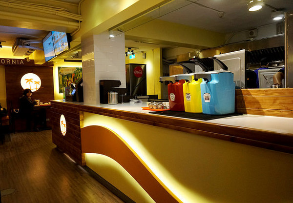 CaliBurger(忠孝旗艦店)：[忠孝敦化] CaliBurger 梁靜茹最愛的加州漢堡.手工現切起司薯條 vs 多汁牛肉雞肉漢堡