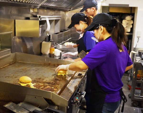 CaliBurger(忠孝旗艦店)：[忠孝敦化] CaliBurger 梁靜茹最愛的加州漢堡.手工現切起司薯條 vs 多汁牛肉雞肉漢堡