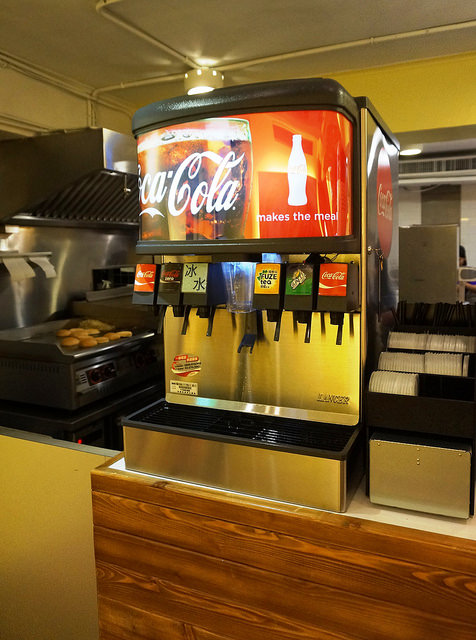 CaliBurger(忠孝旗艦店)：[忠孝敦化] CaliBurger 梁靜茹最愛的加州漢堡.手工現切起司薯條 vs 多汁牛肉雞肉漢堡