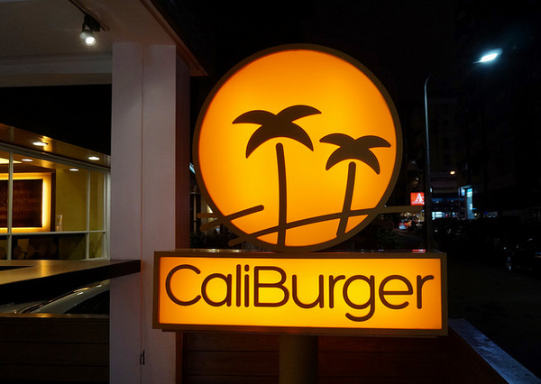 CaliBurger(忠孝旗艦店)：[忠孝敦化] CaliBurger 梁靜茹最愛的加州漢堡.手工現切起司薯條 vs 多汁牛肉雞肉漢堡