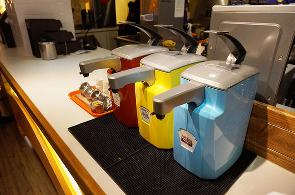 CaliBurger(忠孝旗艦店)：[忠孝敦化] CaliBurger 梁靜茹最愛的加州漢堡.手工現切起司薯條 vs 多汁牛肉雞肉漢堡