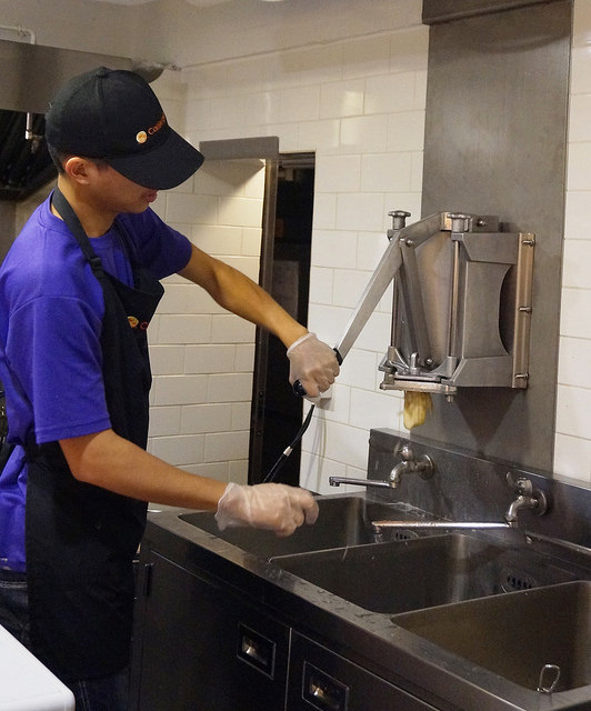 CaliBurger(忠孝旗艦店)：[忠孝敦化] CaliBurger 梁靜茹最愛的加州漢堡.手工現切起司薯條 vs 多汁牛肉雞肉漢堡