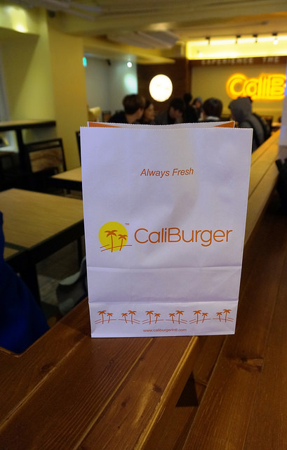 CaliBurger(忠孝旗艦店)：[忠孝敦化] CaliBurger 梁靜茹最愛的加州漢堡.手工現切起司薯條 vs 多汁牛肉雞肉漢堡