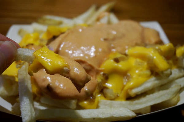 CaliBurger(忠孝旗艦店)：[忠孝敦化] CaliBurger 梁靜茹最愛的加州漢堡.手工現切起司薯條 vs 多汁牛肉雞肉漢堡