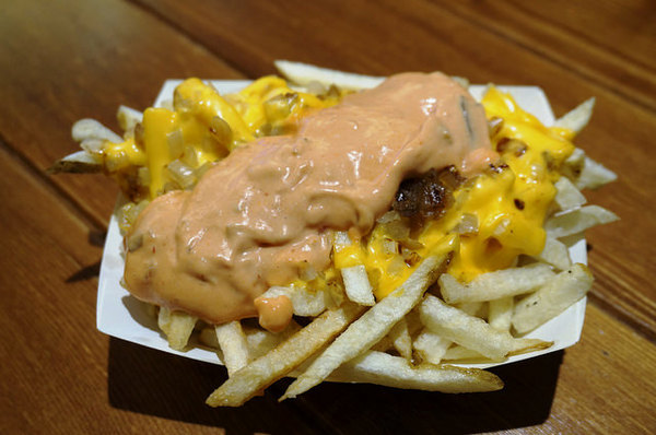 CaliBurger(忠孝旗艦店)：[忠孝敦化] CaliBurger 梁靜茹最愛的加州漢堡.手工現切起司薯條 vs 多汁牛肉雞肉漢堡