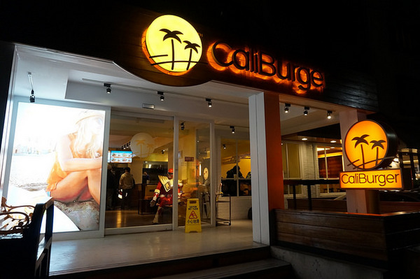 CaliBurger(忠孝旗艦店)：[忠孝敦化] CaliBurger 梁靜茹最愛的加州漢堡.手工現切起司薯條 vs 多汁牛肉雞肉漢堡