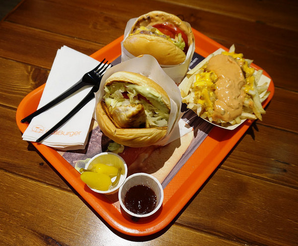 CaliBurger(忠孝旗艦店)：[忠孝敦化] CaliBurger 梁靜茹最愛的加州漢堡.手工現切起司薯條 vs 多汁牛肉雞肉漢堡