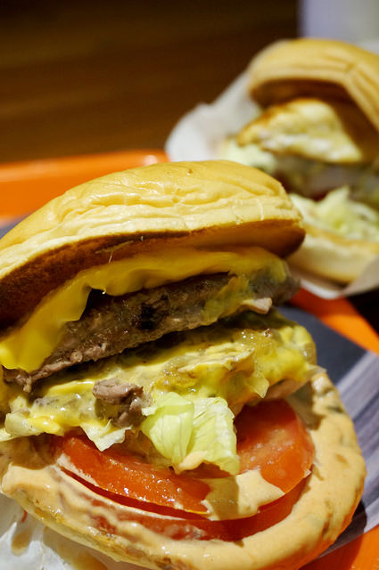 CaliBurger(忠孝旗艦店)：[忠孝敦化] CaliBurger 梁靜茹最愛的加州漢堡.手工現切起司薯條 vs 多汁牛肉雞肉漢堡