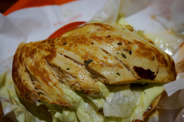 CaliBurger(忠孝旗艦店)：[忠孝敦化] CaliBurger 梁靜茹最愛的加州漢堡.手工現切起司薯條 vs 多汁牛肉雞肉漢堡