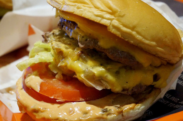 CaliBurger(忠孝旗艦店)：[忠孝敦化] CaliBurger 梁靜茹最愛的加州漢堡.手工現切起司薯條 vs 多汁牛肉雞肉漢堡