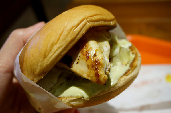 CaliBurger(忠孝旗艦店)：[忠孝敦化] CaliBurger 梁靜茹最愛的加州漢堡.手工現切起司薯條 vs 多汁牛肉雞肉漢堡