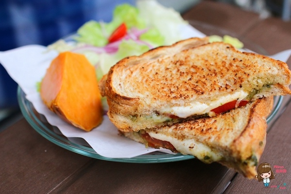 漫高三明治 Mount Kao Sandwich Shop:【食記】台北科技大樓 漫高三明治 平價便宜又好吃 爆漿起司牛肉溏心蛋巧巴達 馬芝瑞拉起司烤三明治