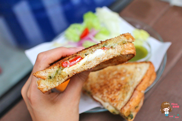 漫高三明治 Mount Kao Sandwich Shop:【食記】台北科技大樓 漫高三明治 平價便宜又好吃 爆漿起司牛肉溏心蛋巧巴達 馬芝瑞拉起司烤三明治