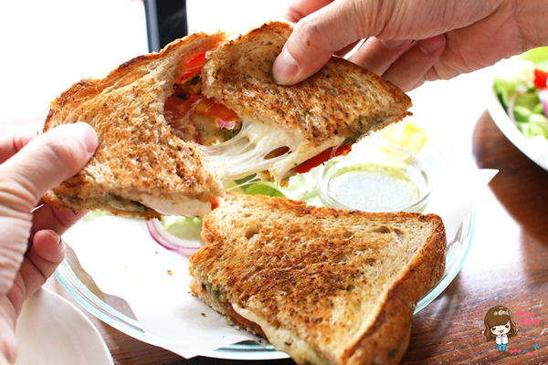 漫高三明治 Mount Kao Sandwich Shop:【食記】台北科技大樓 漫高三明治 平價便宜又好吃 爆漿起司牛肉溏心蛋巧巴達 馬芝瑞拉起司烤三明治