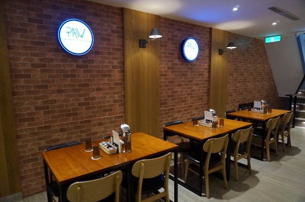跑飯店the Paw Hotel  ( tutti cafe新生店)：【忠孝新生美式餐廳】跑飯店 Paw Hotel 毛小孩的遊樂園
