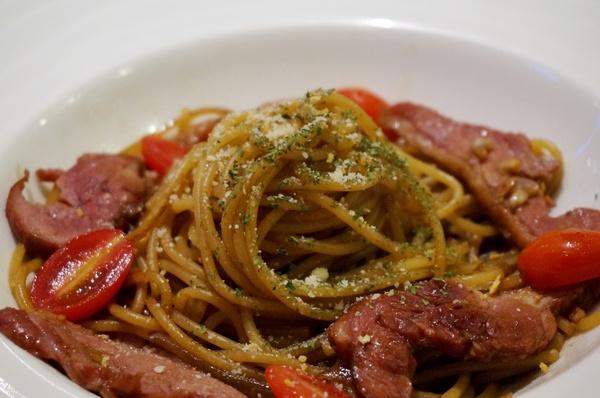 跑飯店the Paw Hotel  ( tutti cafe新生店)：【忠孝新生美式餐廳】跑飯店 Paw Hotel 毛小孩的遊樂園