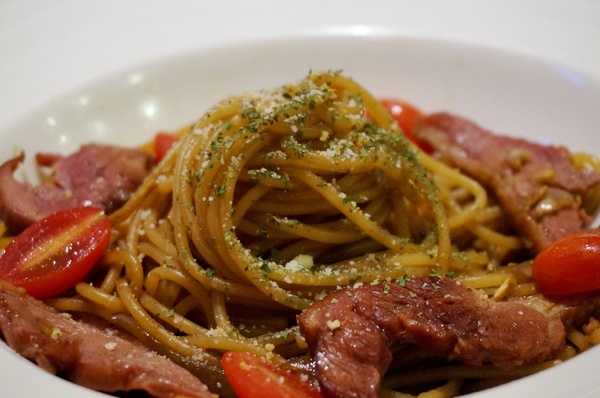 跑飯店the Paw Hotel  ( tutti cafe新生店)：【忠孝新生美式餐廳】跑飯店 Paw Hotel 毛小孩的遊樂園